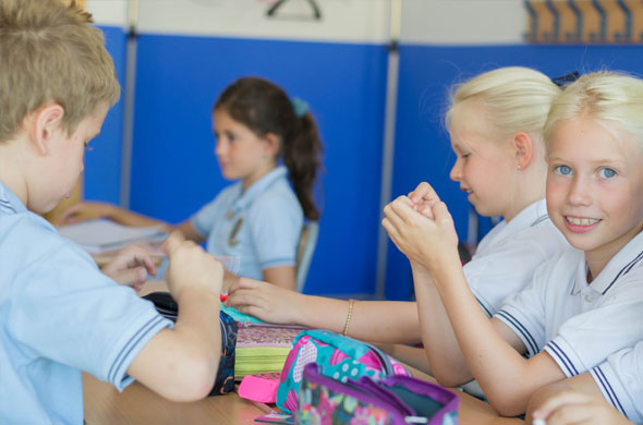 Estudiantes de MIT School trabajando en grupo