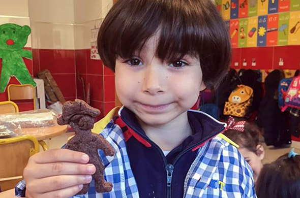 Uno de los alumnos de 4 años con su creación culinaria