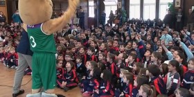 Fran Vázquez,  Jack Cooley y la mascota del Unicaja Baloncesto en MIT School Málaga