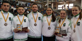 Alumnas y ex alumnos de MIT School posan con sus trofeos