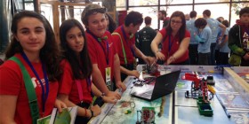 Estudiantes de MIT durante la FLL 2016
