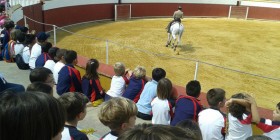 Estudiantes de MIT School disfrutando de una demostración de hípica