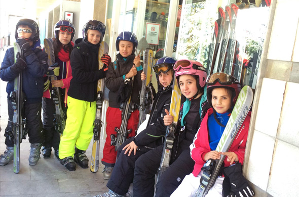 Estudiantes de MIT School durante la excursión a Sierra Nevada