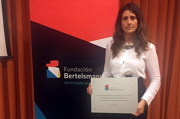 Una de las profesoras de MIT School posa con el diploma de Bertelsmann