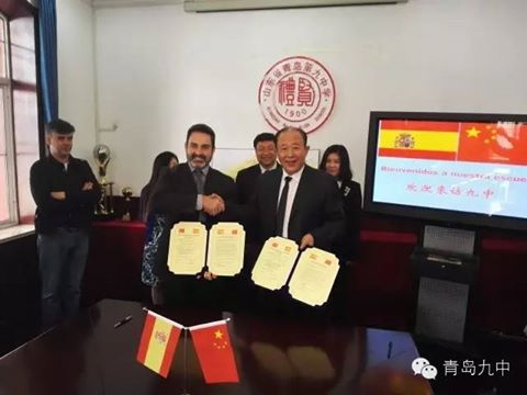 Mr. Díaz sellando el acuerdo con los representantes del Instituto Sanshui de Guangzhou