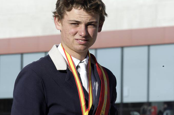 Carlos Lange Fraile posa con el título de Campeón de España 2016
