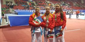 Alumnas de MIT con sus trofeos