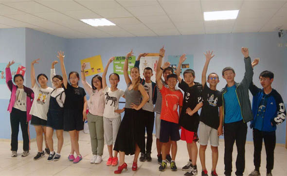 Alumnos chinos de intercambio en clase de flamenco